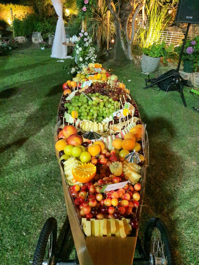 קיאק פירות מפואר באורך 2 מטר כולל מגוון עשיר של פירות חתוכים ומעוצבים - חגיגה לכל אירוע